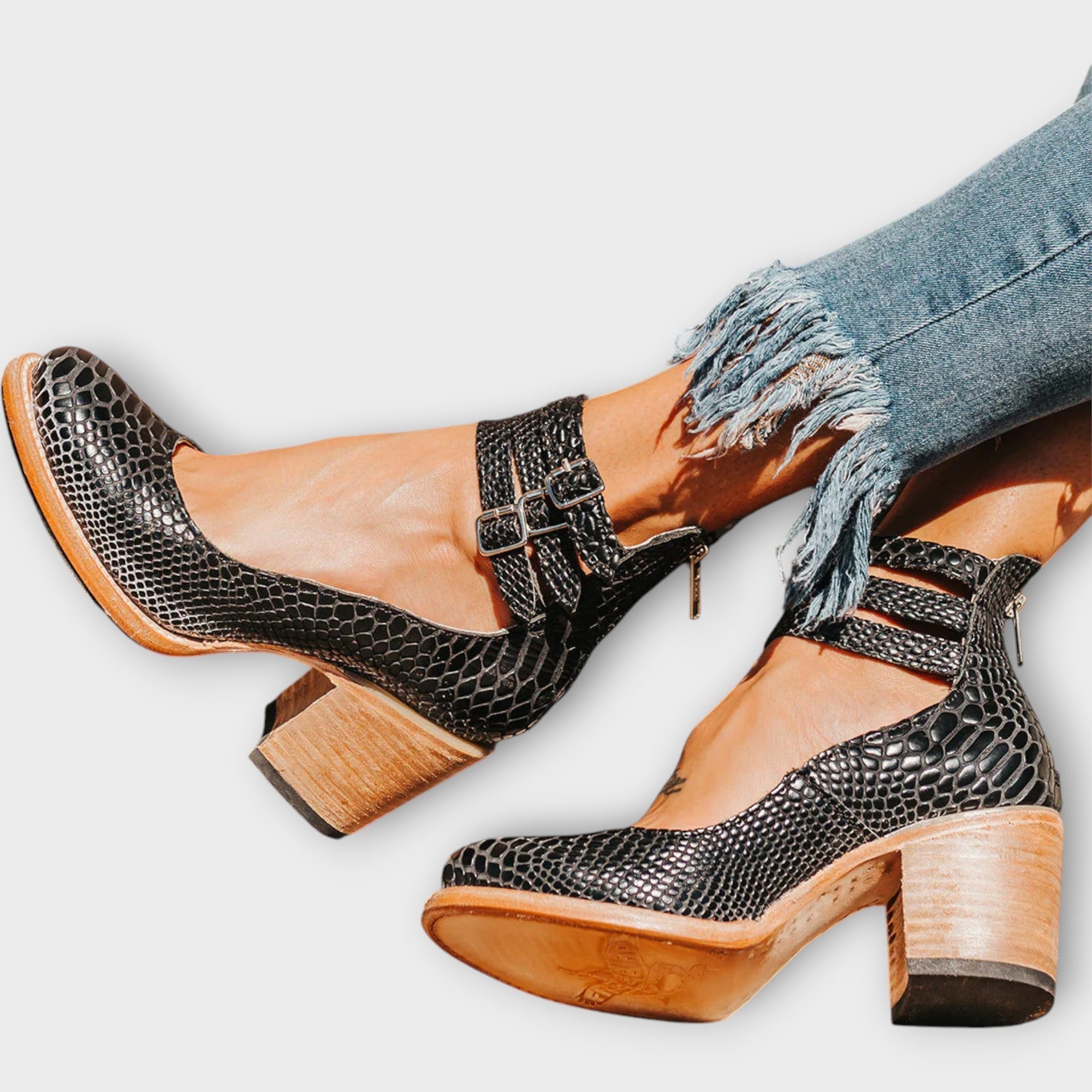 Karolína Sandálias Elegantes com Três Tiras e Salto Largo