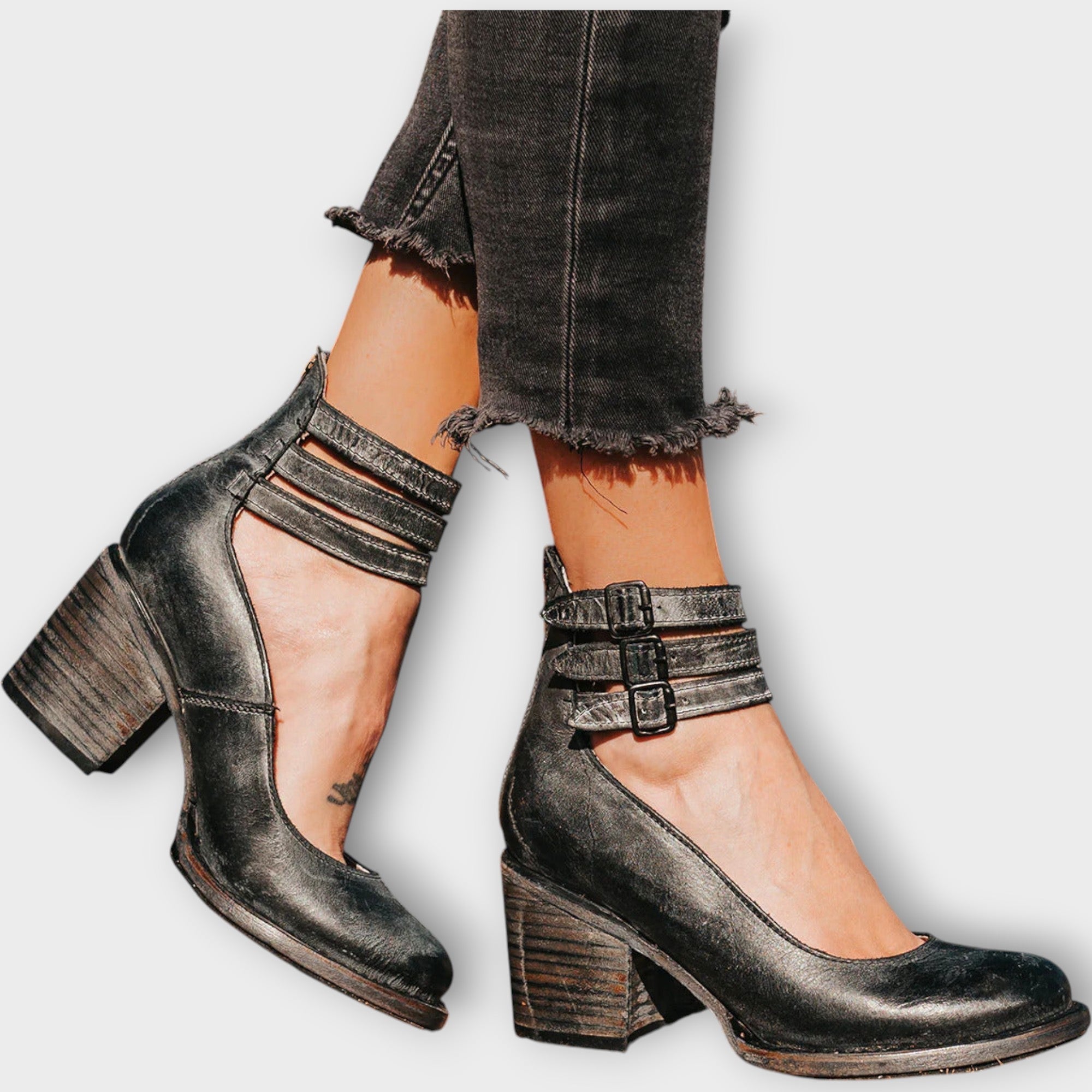 Karolína Sandálias Elegantes com Três Tiras e Salto Largo