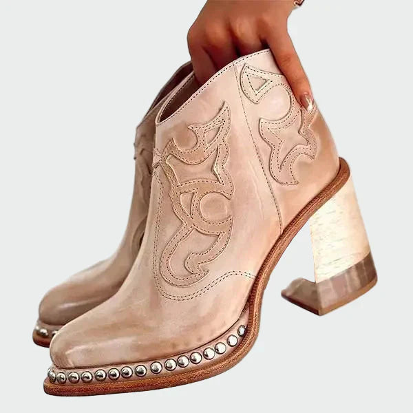 Adéla – Botas de Couro Bordadas