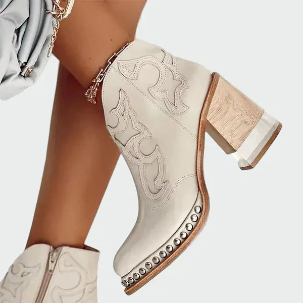 Adéla – Botas de Couro Bordadas