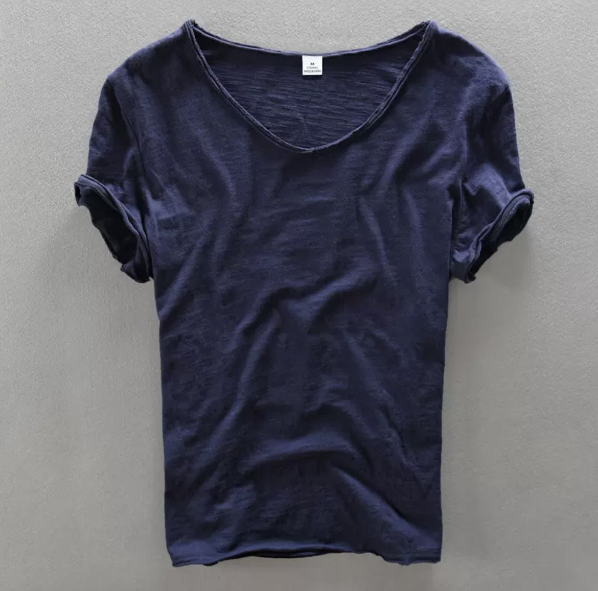 Tomáš – Camiseta Masculina com Decote em V