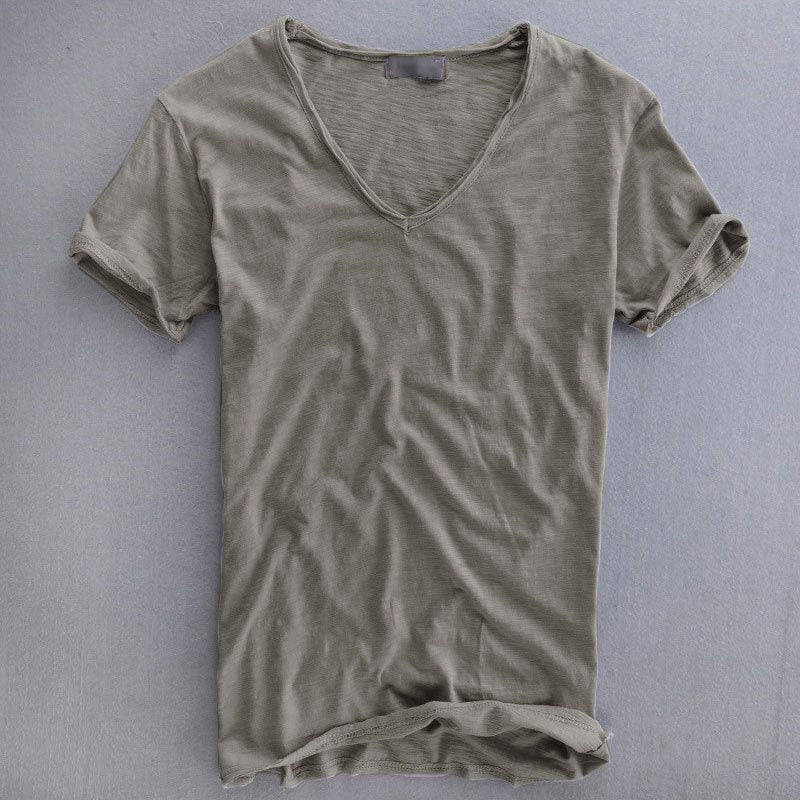 Tomáš – Camiseta Masculina com Decote em V