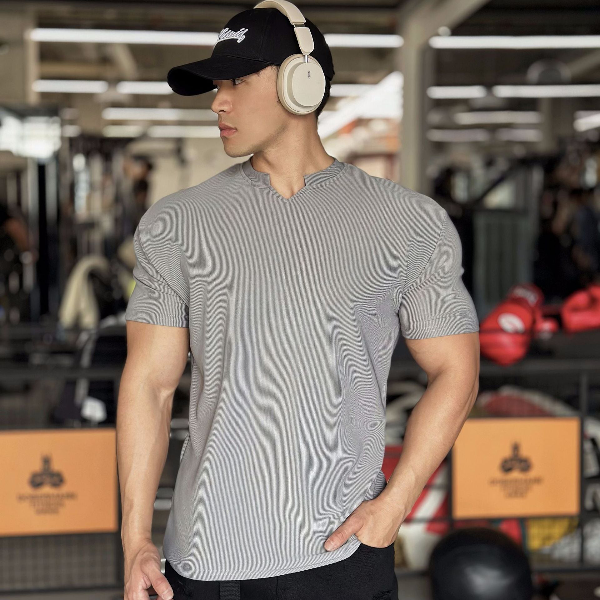 Tomáš – Camiseta Casual Masculina com Decote em V