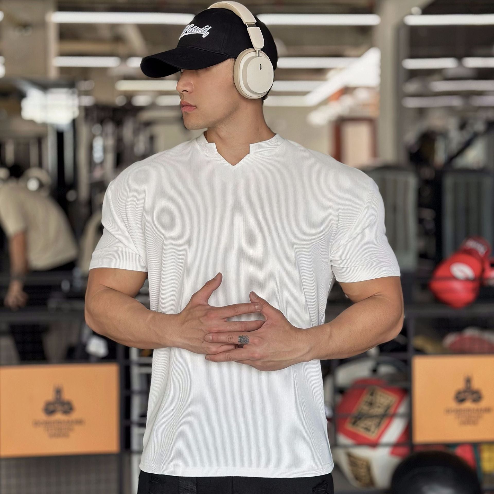 Tomáš – Camiseta Casual Masculina com Decote em V