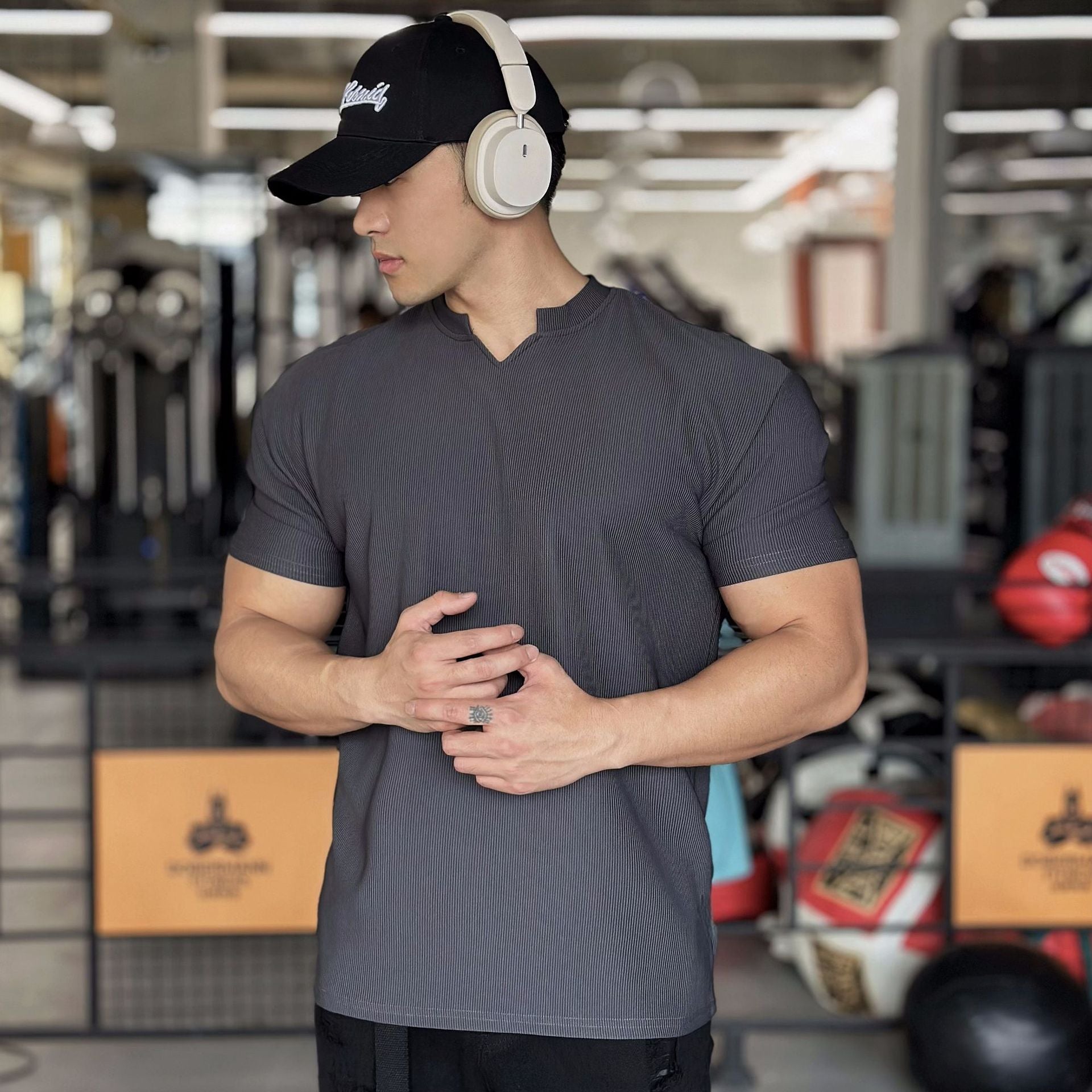 Tomáš – Camiseta Casual Masculina com Decote em V